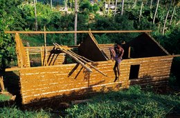 Comoros-Archipelago;-Construction;-Craft;-France;-Housing;-Hut;-Indian-Ocean;-Kaleidos;-Kaleidos-images;-La-parole-à-limage;-Laurent-Abad;-Mayotte;-Mud-wall;-Stories-Pictures;-Village;-Wooden-frame